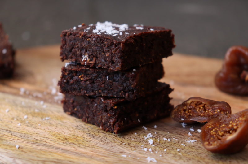 ドライフィグとデーツのヴィーガンブラウニー